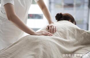 毛巾垫|含胸驼背不精神教你4个方法挺拔身姿,坚持一个月效果出乎意料