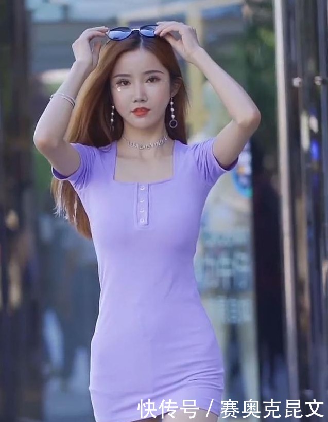 风格|纯色修身T恤裙搭配小白鞋,青春减龄,甜美可爱