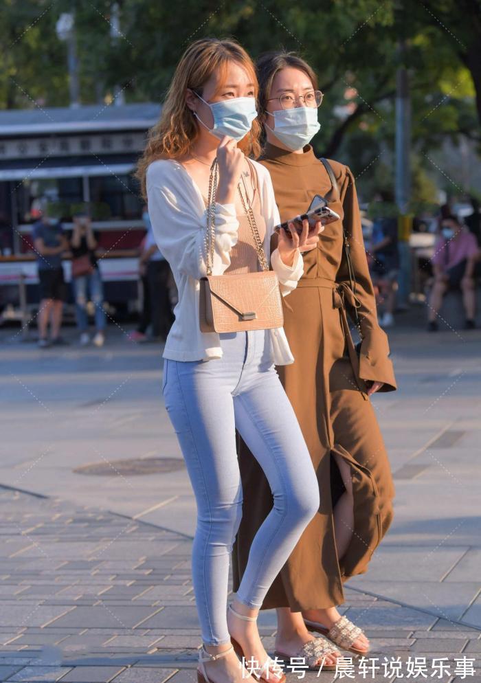 马甲 吊带清凉休闲,卡其色温柔显白,搭配蓝色牛仔裤,青春有活力