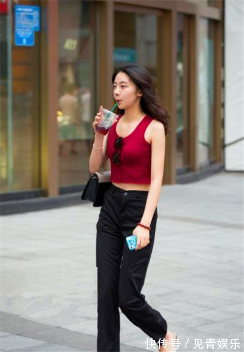 紧身裤|街拍身穿红色短上衣的小美女,长发飘飘,非常有型