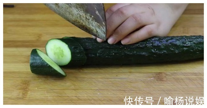 黄瓜加1把木耳,这样做实在太好吃了,我家一周做6次,百吃不厌