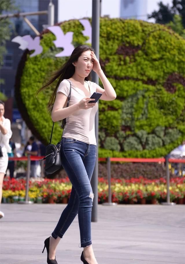 紧身牛仔裤搭配尖头细跟鞋，适合成熟女士日常穿搭，优雅时尚