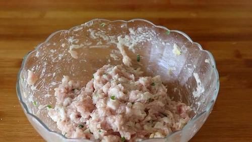 它放到一|猪肉别再做老一套了,大厨教你,不炒不红烧,我家一周吃6次