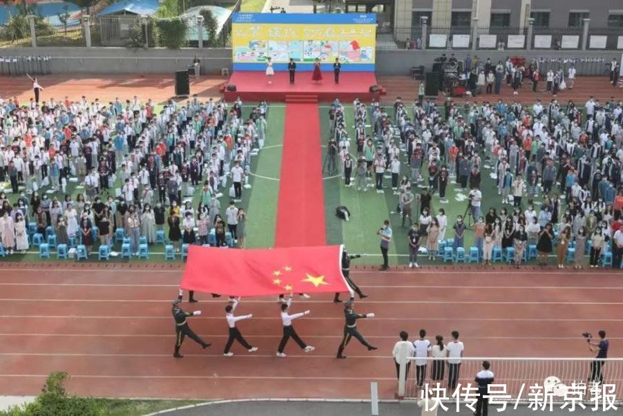 中小学|新闻多一度│“双减”新学期开启！校园墙上“长”满了家长