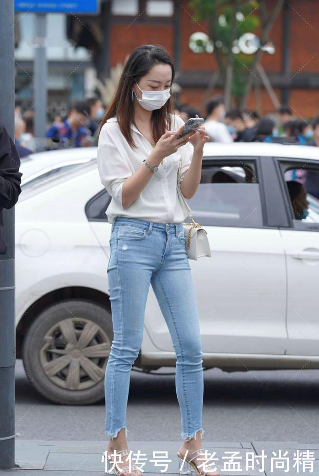 范儿|街拍:衬衫搭配浅色牛仔裤,轻松穿出知性女神范儿