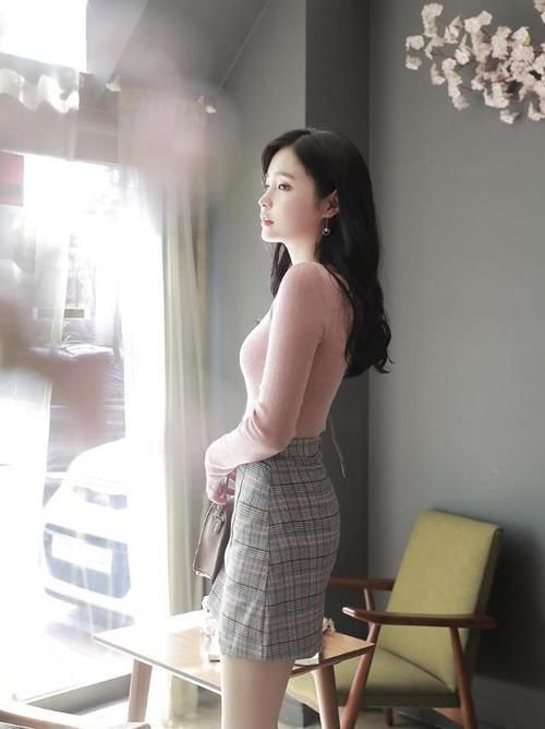 秋天 美女穿搭:粉色针织打底的青春减龄, 更苗条