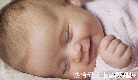 偷笑|为何宝宝睡觉时会抿嘴“偷笑”?这3点很少有人知道,宝妈别大意