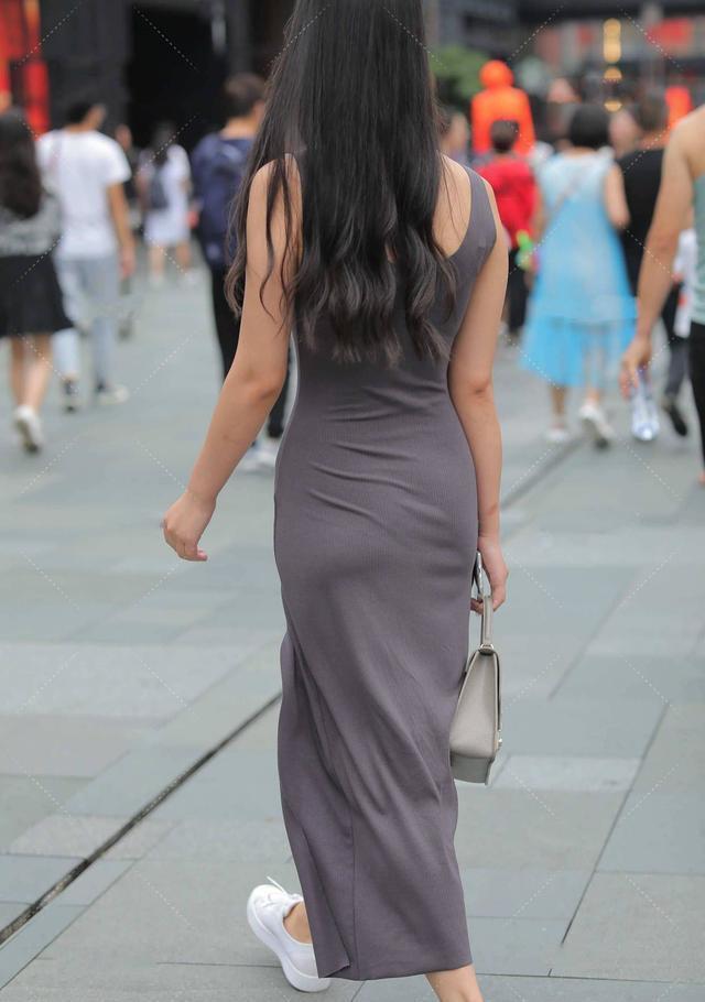 打底裤|灰色连衣裙休闲简约,配上小白鞋,动感连衣裙穿搭技巧分享给你