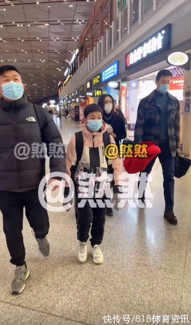 短池|小鳥依人!全紅嬋隨游泳隊抵達阿聯(lián)酋,排隊入境像小可愛闖入巨人國