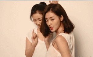 |搞笑GIF:大哥你带着两个美女跑起来,真像个三百斤的胖子