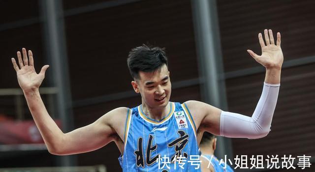 秦晓雯|CBA名将再次受伤！秦晓雯遭遇质疑，双塔冲冠或成笑谈