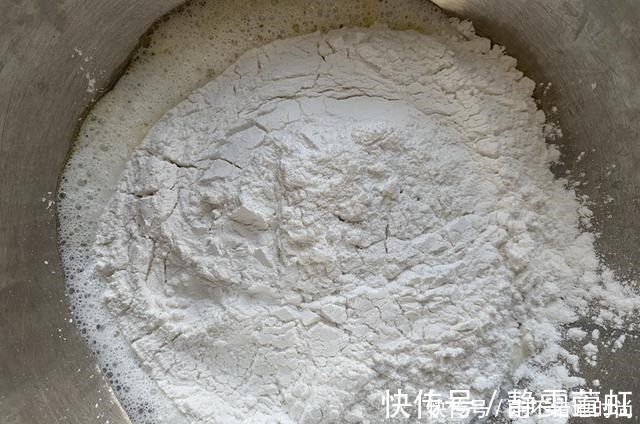 不用低筋面粉也能做蛋糕,最近很火的网红糯米小蛋糕,你吃过吗