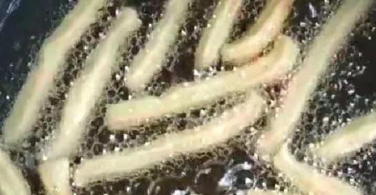 油条|做油条2个鸡蛋,一碗面,开水一烫,不用发面,超级快