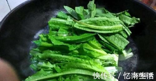 辣椒油|花生米和它是绝配,简单拌一拌,美味下饭,营养极高,不懂太可惜