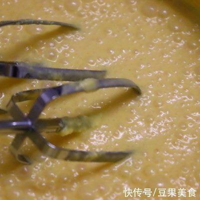 家常菜|#巨下饭的家常菜#巧克力冰皮月饼：乳香四溢的奶黄馅儿