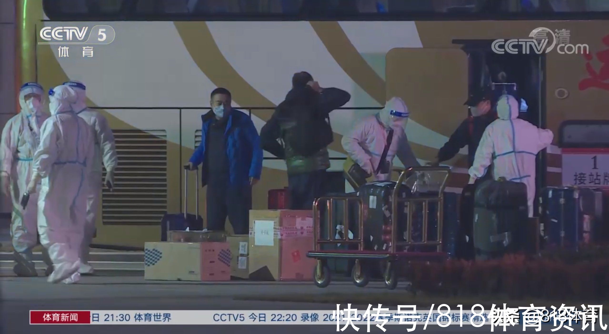 威海|国乒凯旋回到威海!樊振东背LV拎大包小包满载而归,刘国梁轻装简从