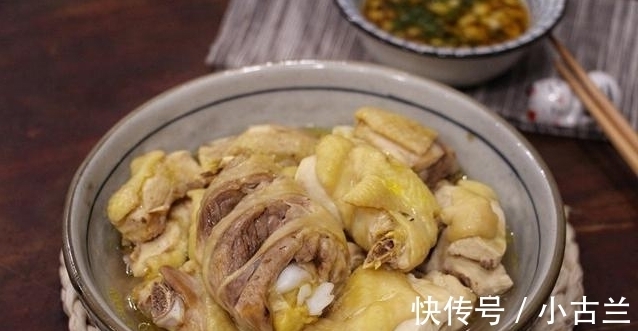 上火|比白切鸡还好吃入味的清蒸鸡，不用一滴油，蘸上酱汁好吃不上火
