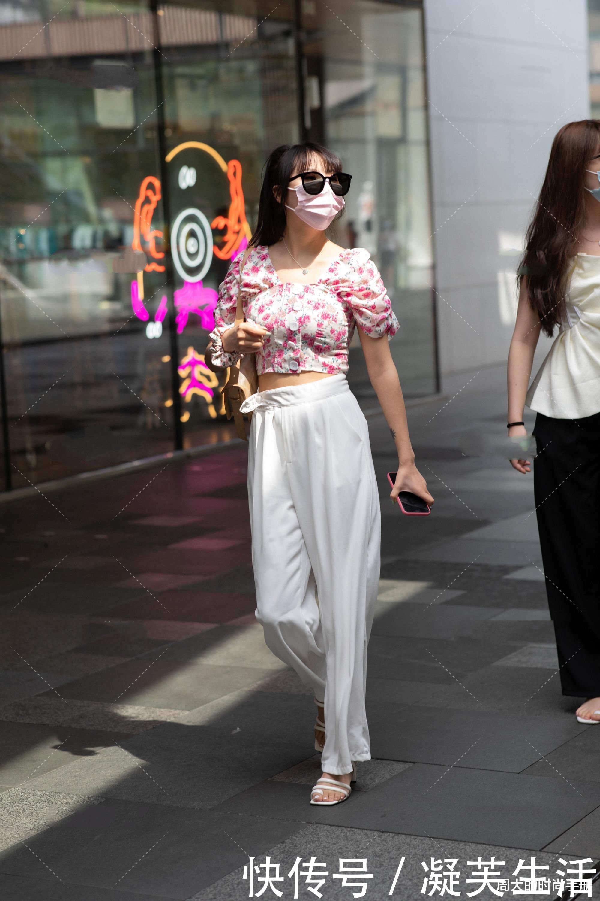 纯白色|纯白色阔腿裤搭配小碎花短上衣,娇俏亮丽,清爽大气