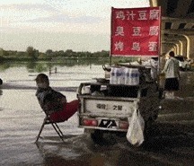 |搞笑GIF:一天卖多少钱无所谓,主要是气质不能输!