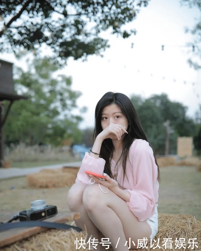 梦笑开娇靥,眼鬟压落花,纯白热裤配个性抽绳上衣的柔情似水穿搭