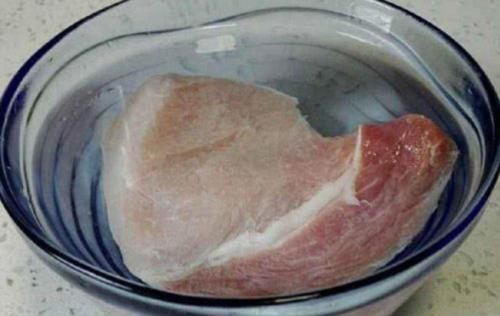 冻得像砖块的肉,不要用热水泡,学会解冻小妙招,肉吃着鲜嫩不腥