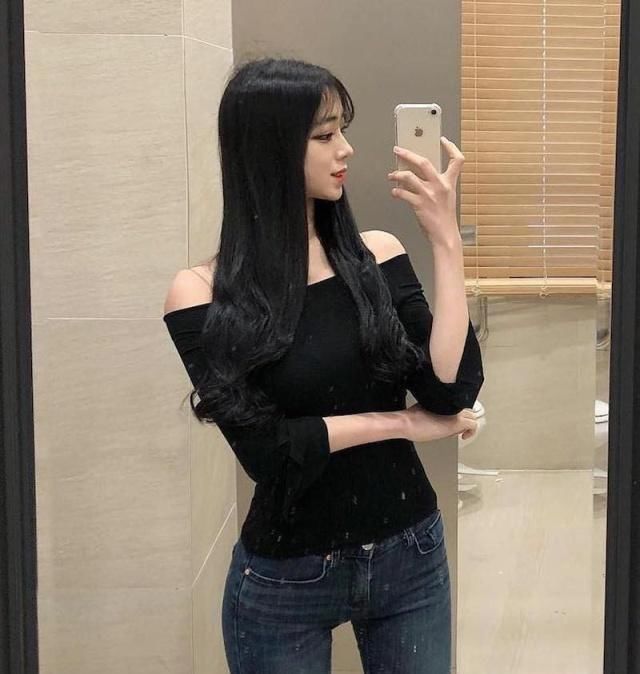 紧身打底裤的贴身设计很有味道,甜美有心机