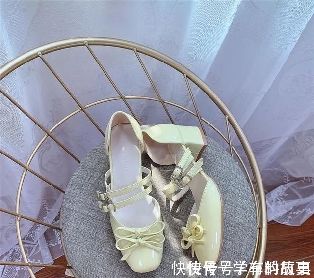 脚型 是时候穿凉鞋了!今年流行这几款,清凉显脚小!