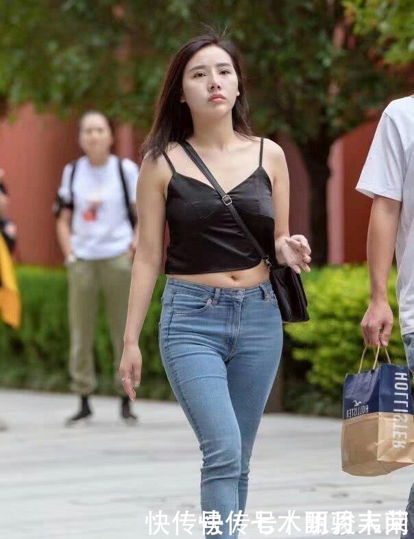 小姐姐爱穿时尚牛仔裤，勾勒的身材比例更加完美，时尚又百搭