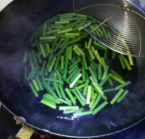  大错特错|炒蒜苔的第一步是先焯水？大错特错！多加这一步，蒜苔脆嫩又入味