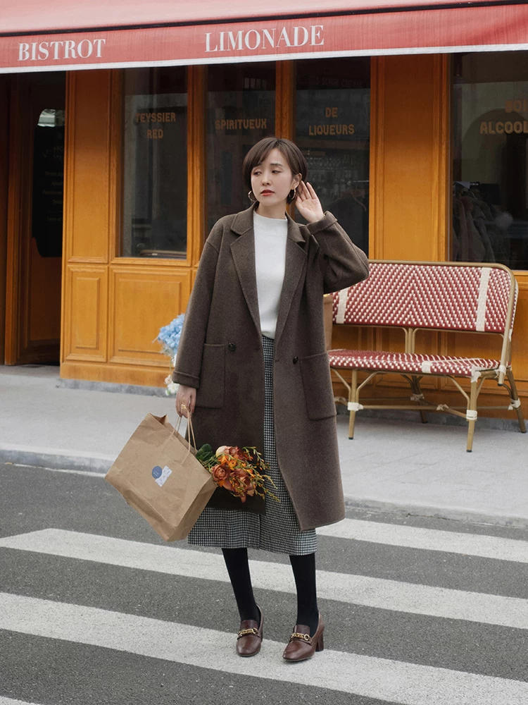 杏色|美人从不迟暮,40+姐姐用大衣+半身裙,不费吹灰之力就漂亮,真美