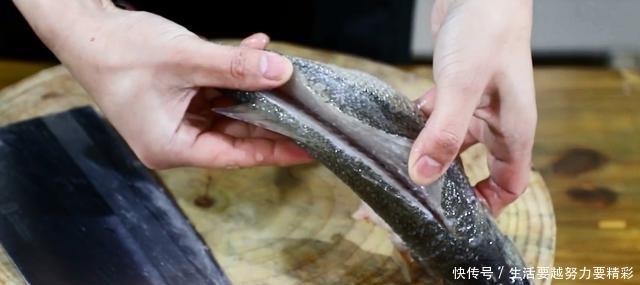 鱼适合|清蒸鲈鱼要多久冷水上锅还是开水上锅鱼肉鲜香嫩滑有诀窍