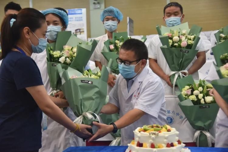 中国医师节|彭李街道:暖心蛋糕 爱心鲜花 向坚守疫苗接种一线的医师们祝贺节日