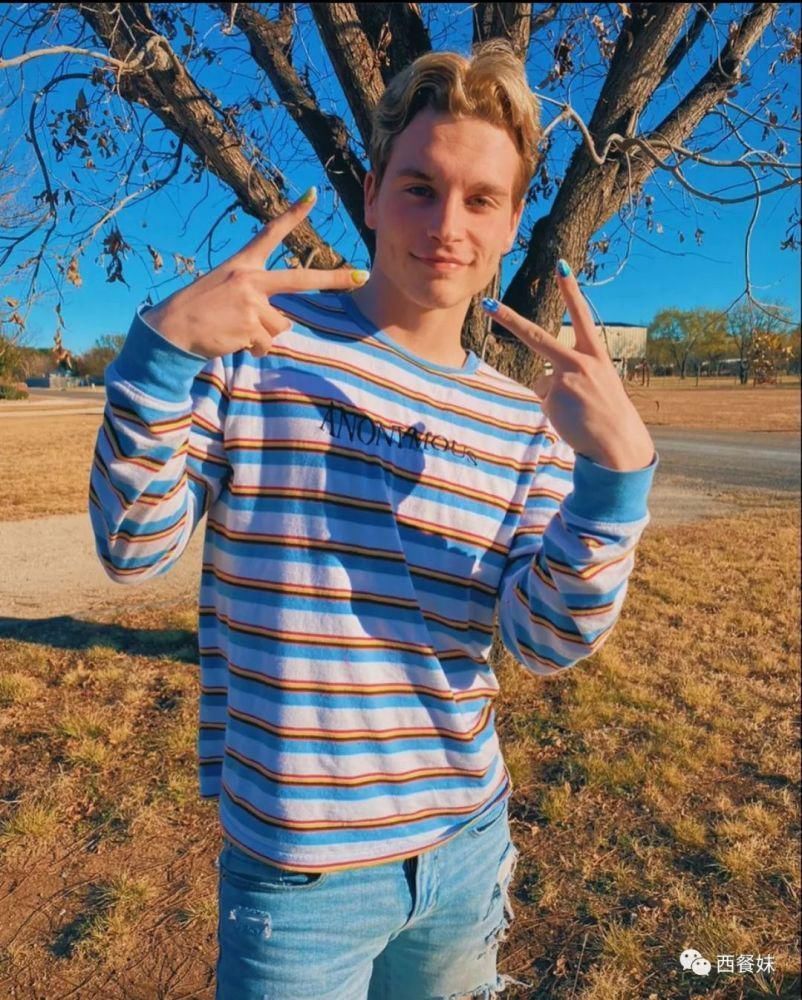 同性恋男生因涂指甲油被休学 引网友不满!25万在线请愿!