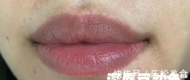色素 女生长期涂口红,嘴巴都会有这4个问题,不解决只会拉低颜值!