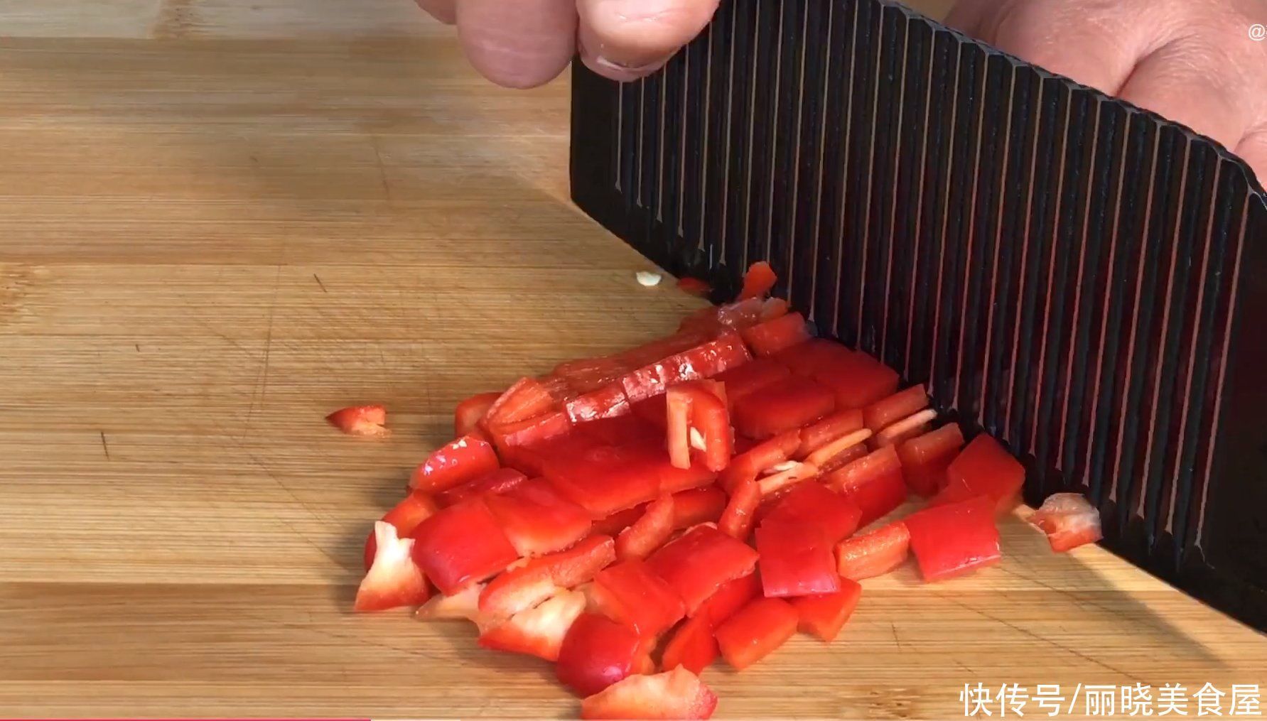 不管煎什么鱼，切记不要直接下锅，教你一招，不粘锅不掉皮