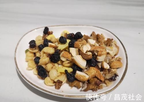 家有烤箱的一定要试试，不用打发，简单搅拌就能做的蛋糕，太香了