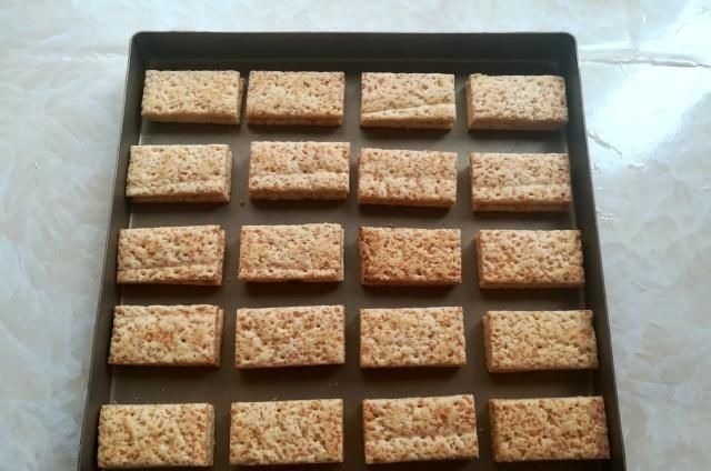 它是新网红饼干,10分钟做好,咬一口咯吱脆,比雪花酥还好吃