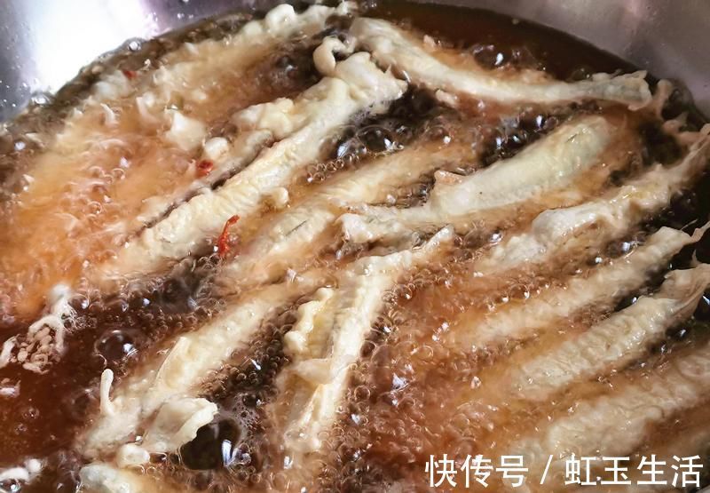 油炸小鱼想要酥脆掉渣,从头嚼到尾不剔刺,只需多加这一步,试试