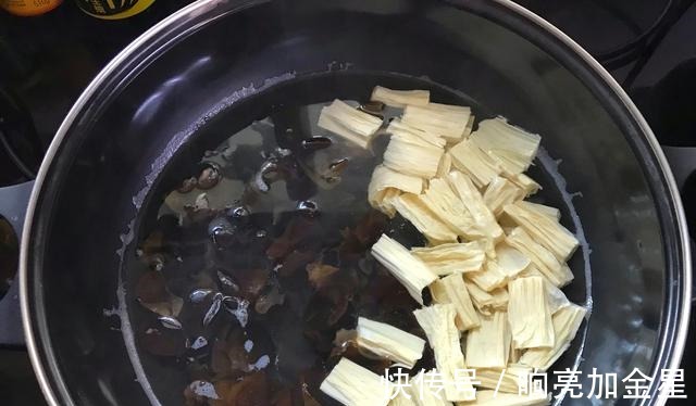 lsj|夏天就馋这菜，4种食材放一起，不炒不炖切好加料一拌，开胃解暑！