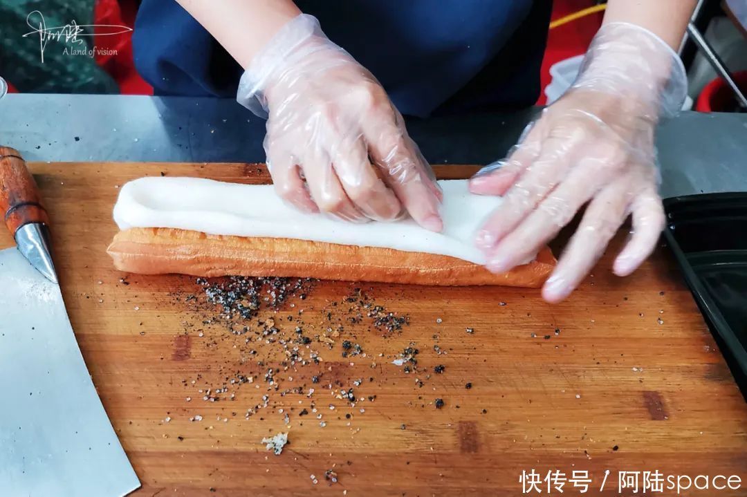 油条|这条非遗美食街上的“油条包麻糍”,不仅卖相好看,味道也不错