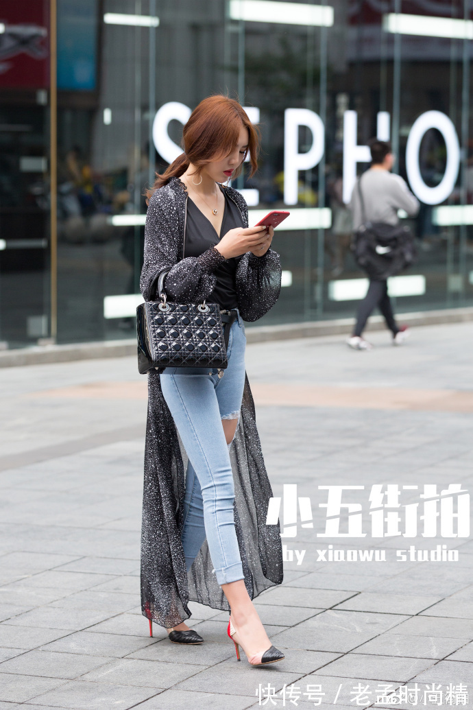 牛仔裤|重庆街拍,低领荷叶边上衣搭配牛仔裤,时髦又有女人味!