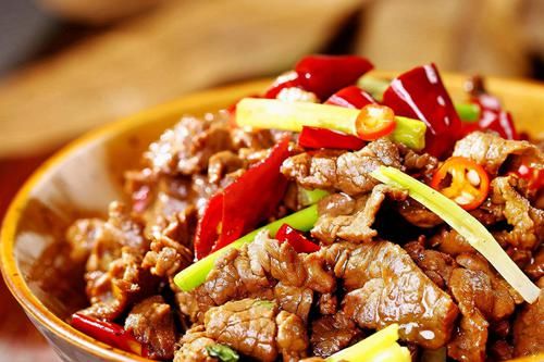 炒牛肉前，别加料酒和盐腌制，学会这么做，牛肉才不老不柴贼鲜嫩