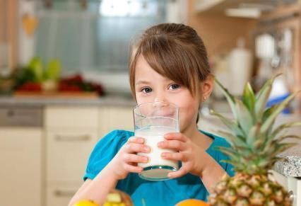 奶瓶|两岁萌娃走秀到一半,忘记拿奶瓶气冲冲回头,网友:回去充电咯