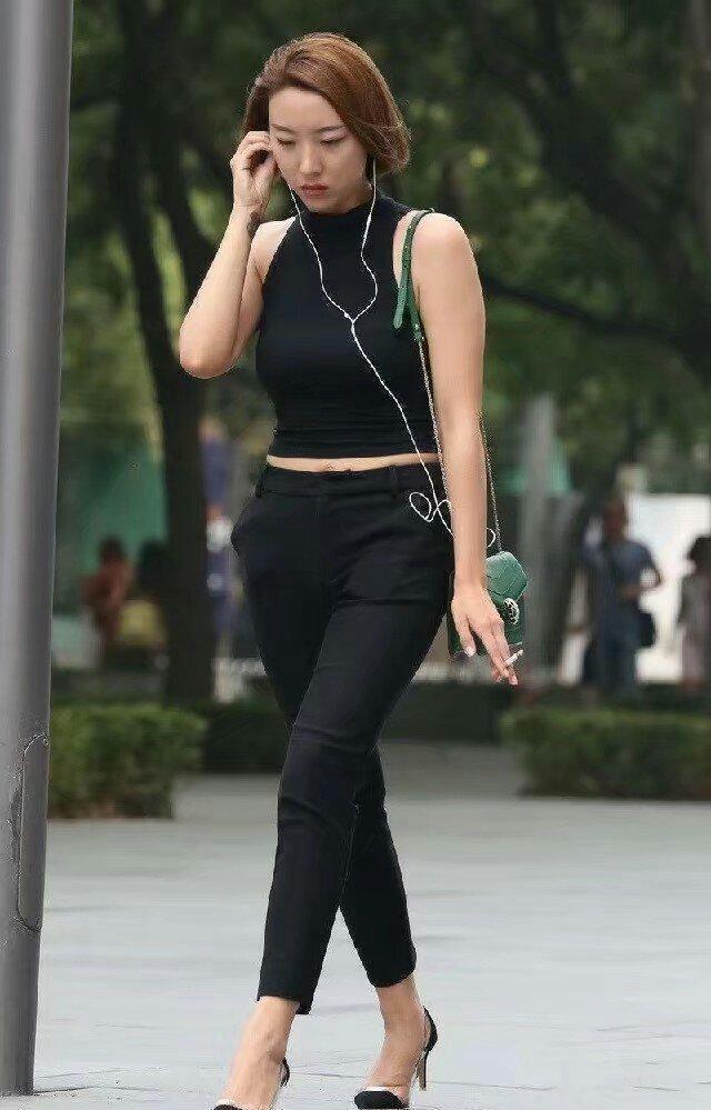 街拍性感丰盈的紧身打底裤美女,凸显你流畅的腿部线条