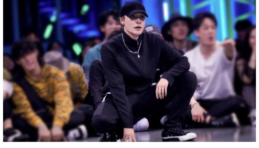 张艺兴|张艺兴表现出了，对舞者的敬仰和尊重，他像是一个带着目的学者！