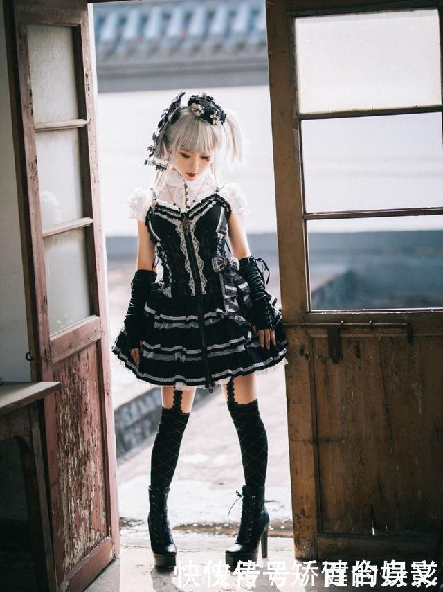 放弃你的黑长直吧,现在流行“公主切+双马尾”,甜美感十足