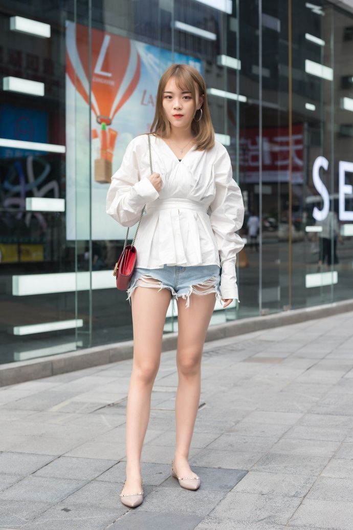 街拍：小美女V领衬衣搭配毛边牛仔热裤，尽显纤细美腿，让人羡慕