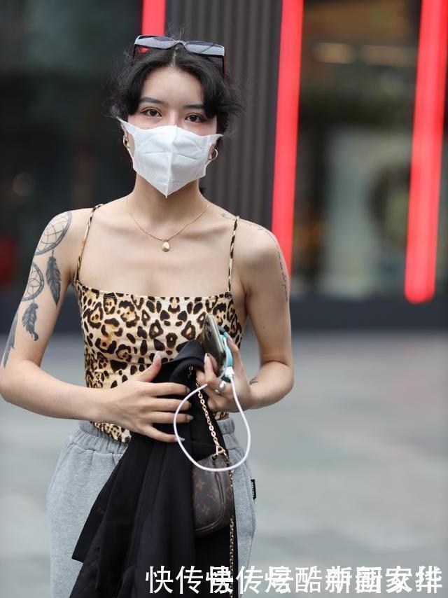 吊带|小姐姐豹纹吊带搭配灰色运动裤,展现独特野性美
