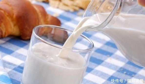 牛奶是早上喝还是晚上喝，效果大不一样，别再盲目乱喝了