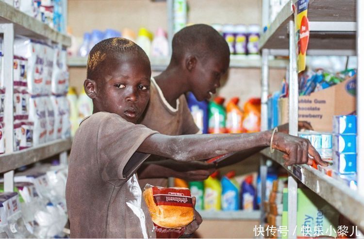 小乔乔|孩子在超市偷巧克力,三位妈妈做法各异,路人态度说明好坏